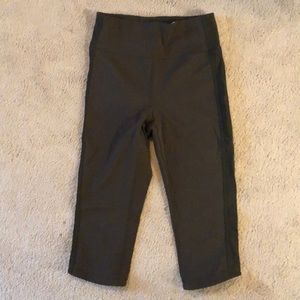 Lululemon size 6 army green crop leggings